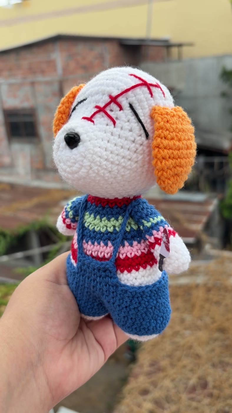 Snoopy Chucky, amigurumi con cicatrices bordadas, orejas naranja y overol azul